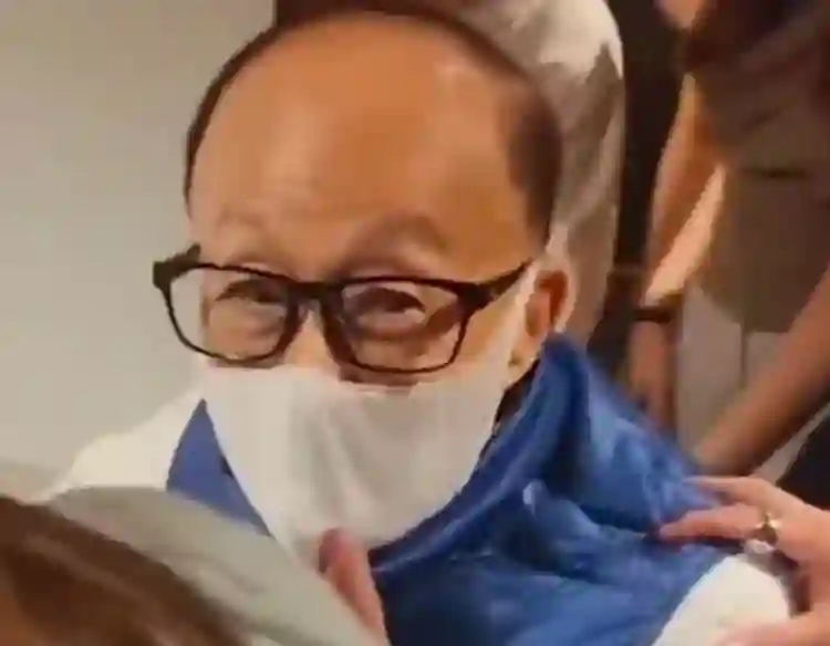 97岁李嘉诚近照曝光！头发掉光、弓腰驼背，但一个细节让人泪目