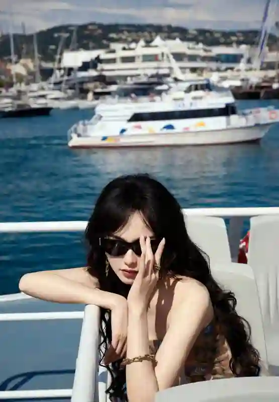唐嫣晒抹胸长裙美照，墨镜遮面大波浪尽显御姐气质
