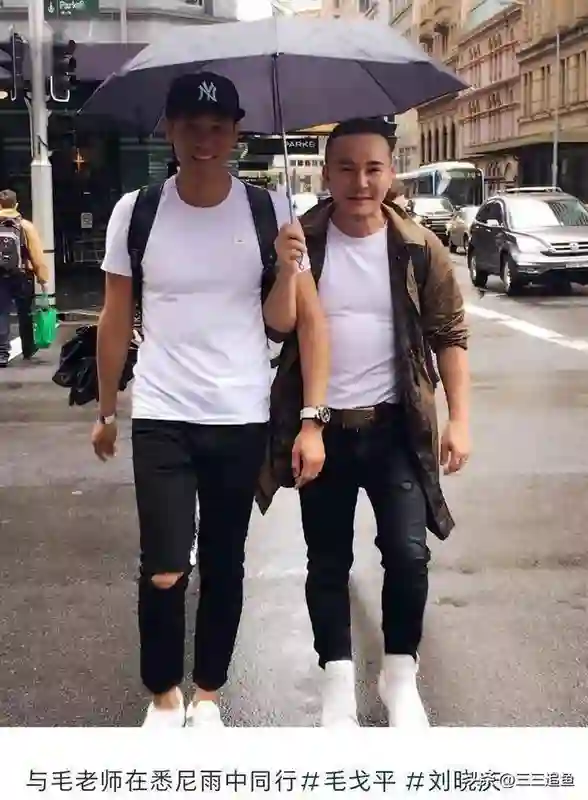 刘晓庆和经纪人一起合影，俩人看起来像母子，网友：比她男友帅