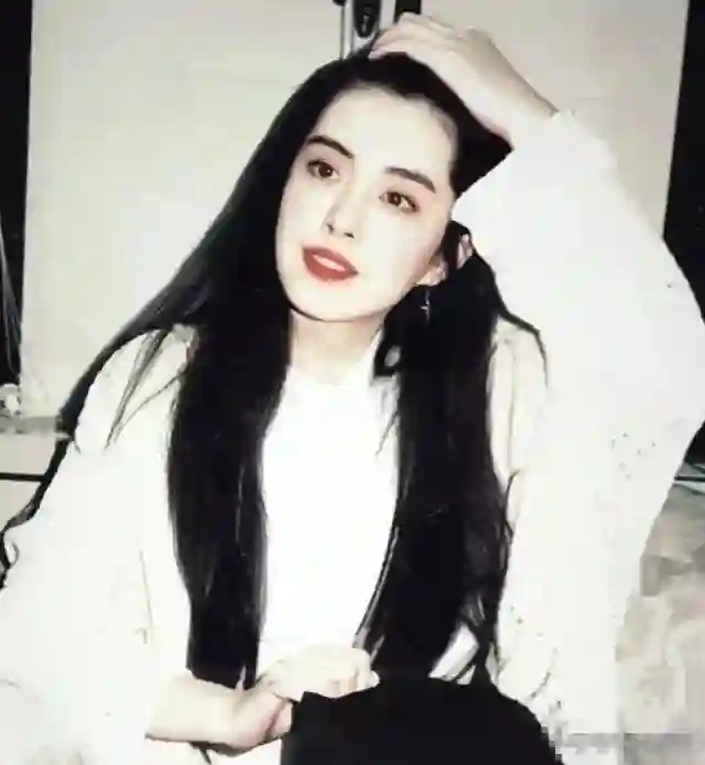 口罩眼镜齐上阵，不露真面目的王祖贤，遮掩的答案早已不言而喻