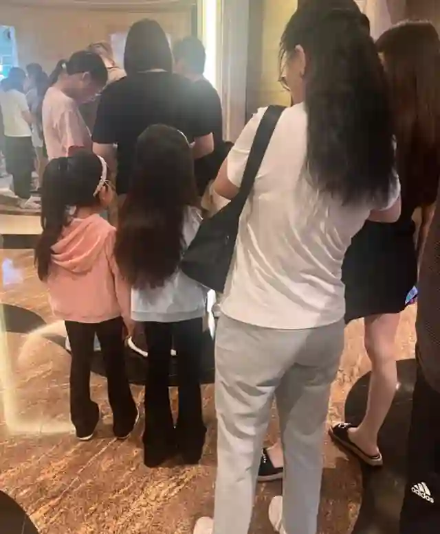 方媛带妈妈女儿外出用餐，穿修身裙孕肚凸起明显，四肢依旧纤细