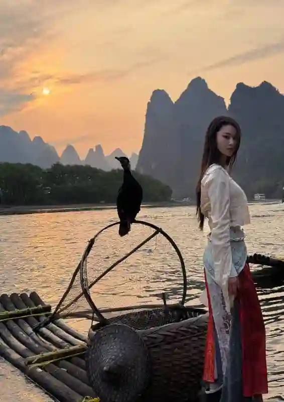 张馨予演绎少数民族风情，饰品与笑容成绝配
