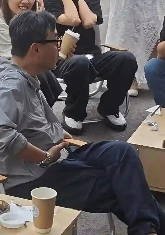 51岁汪涵在长沙街头喝咖啡，穿人字拖爱嚼槟榔，身上老人味明显