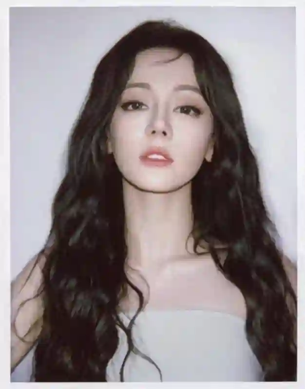 迪丽热巴撕拉片庆生惊艳亮相！内娱女星撕拉片四大TOP，谁能超越？