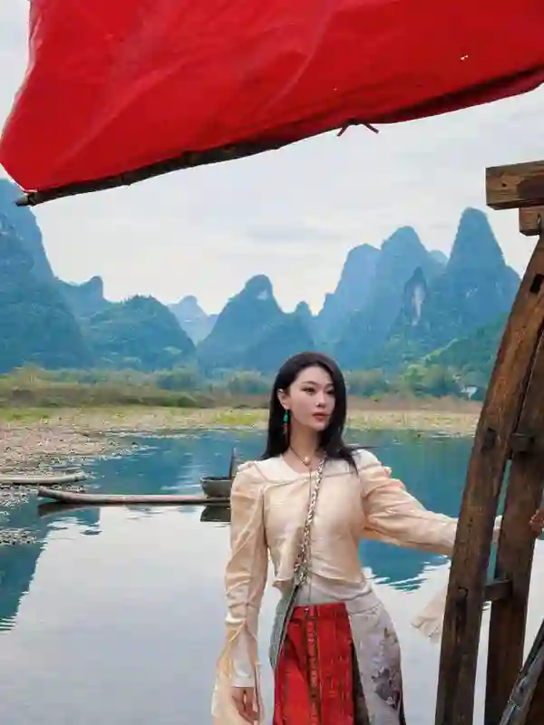 张馨予演绎少数民族风情，饰品与笑容成绝配