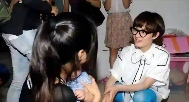 孙俪一家人移民风波后首露面，带小花上兴趣班，邓超拄拐杖抢镜