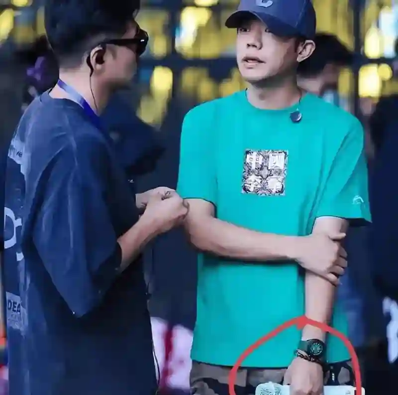 普思传奇玲花在演唱会上深鞠躬道歉，无一人退票，曾毅偷偷抹眼泪