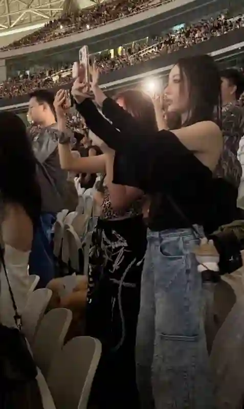 李小璐带女儿看侃爷演唱会，13岁甜馨穿豹纹吊带，母女都是夜店风