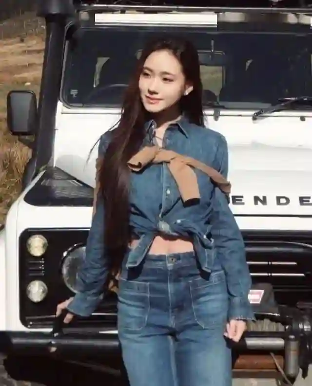 小S二女儿Lily晒旅行美照，走出大S离世阴影，秀小蛮腰和豪车