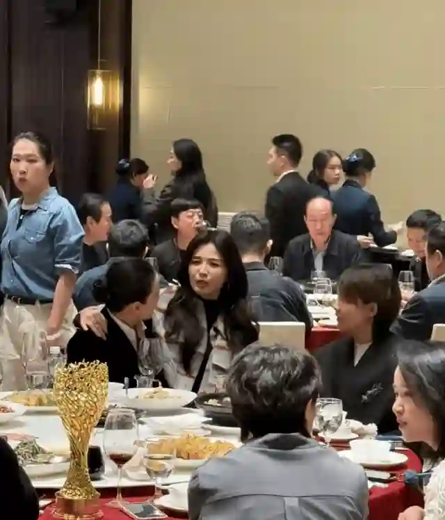 47岁刘涛微醺后彻底放飞，打扮淑女坐宋佳大腿上嗨聊，美女真性情