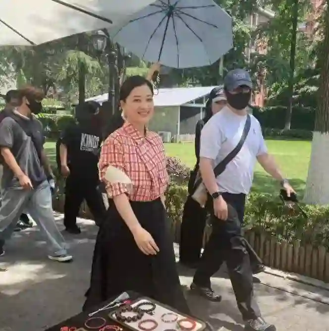 50岁梅婷南京被偶遇，路人视角难以言喻，腰粗脸大肉眼泡加大背头