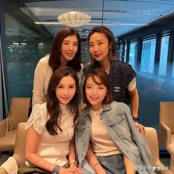 李嘉欣62岁姐姐冻龄美貌依旧，姐妹感情深厚，气质优雅状态好