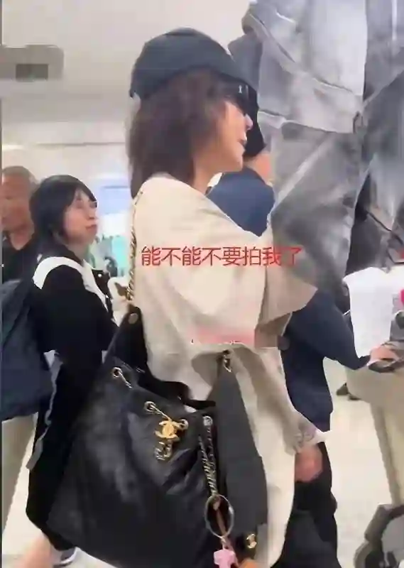 刘嘉玲机场素颜照曝光，暗沉蜡黄肌肤反差大，全程黑脸显不自信
