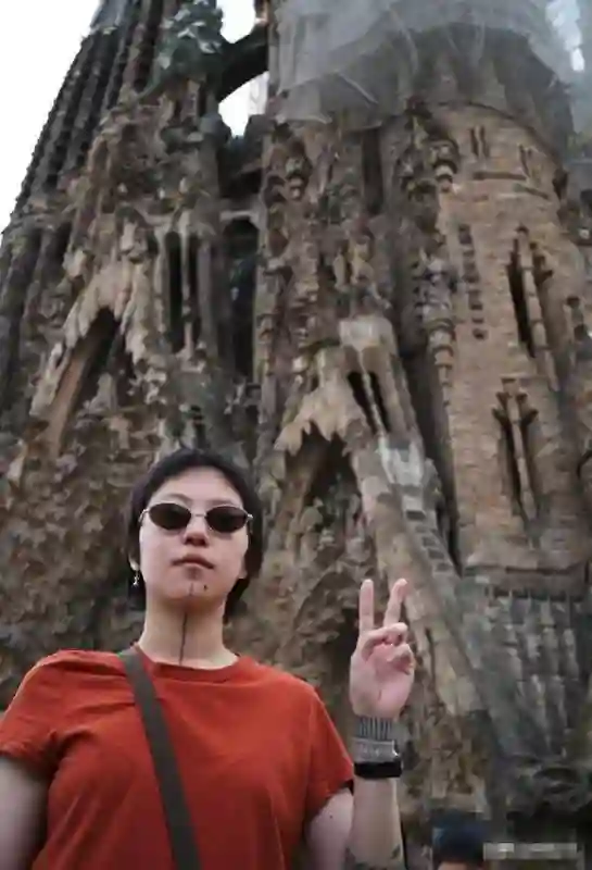 王菲笑发财了，窦靖童把演唱会开到欧洲，一边赚钱一边玩，自在!