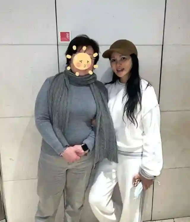 57岁伊能静英国被偶遇！五一带婆婆女儿度假，素颜皮肤好未见秦昊