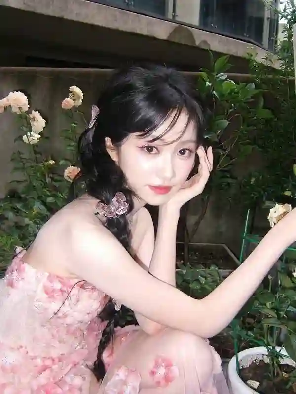 杨肸子晒夏日随拍 麻花辫造型青春感爆棚