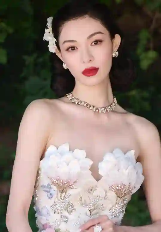 和钟楚曦热恋，和刘亦菲闹不合，杨紫绯闻不断，他真敢玩！