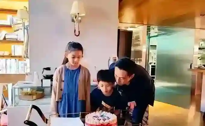 汪小菲夫妻回台北，马筱梅身上好多淤青，玥儿黏着后妈感情好