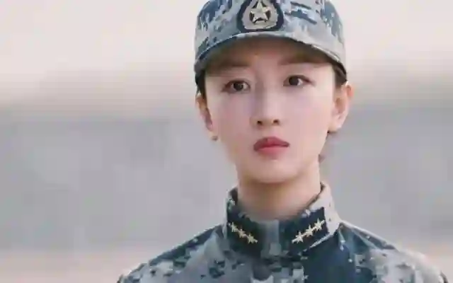 33岁周冬雨面相变了，事实证明，入圈时张艺谋的忠告，拉了她一把