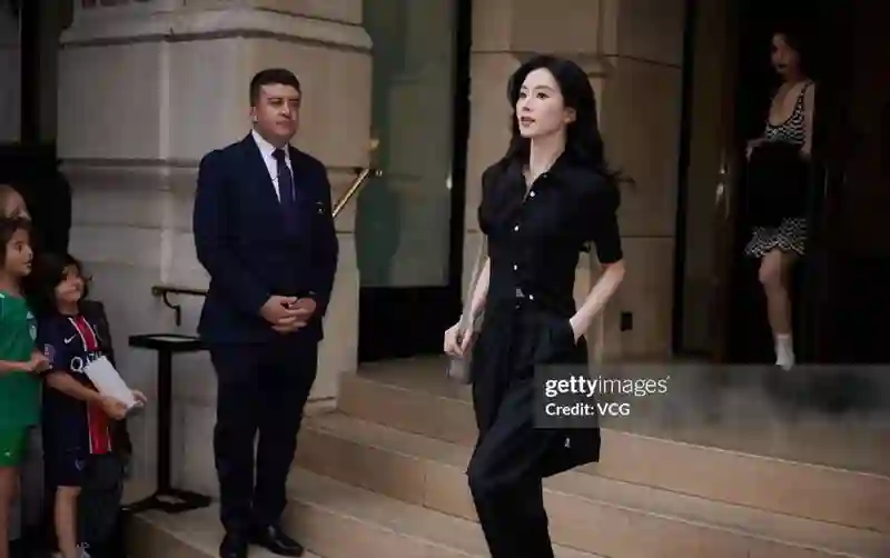 巴黎时装周：刘诗诗美貌满分，秀智甜如初恋，金泰亨朴宝剑互动有爱