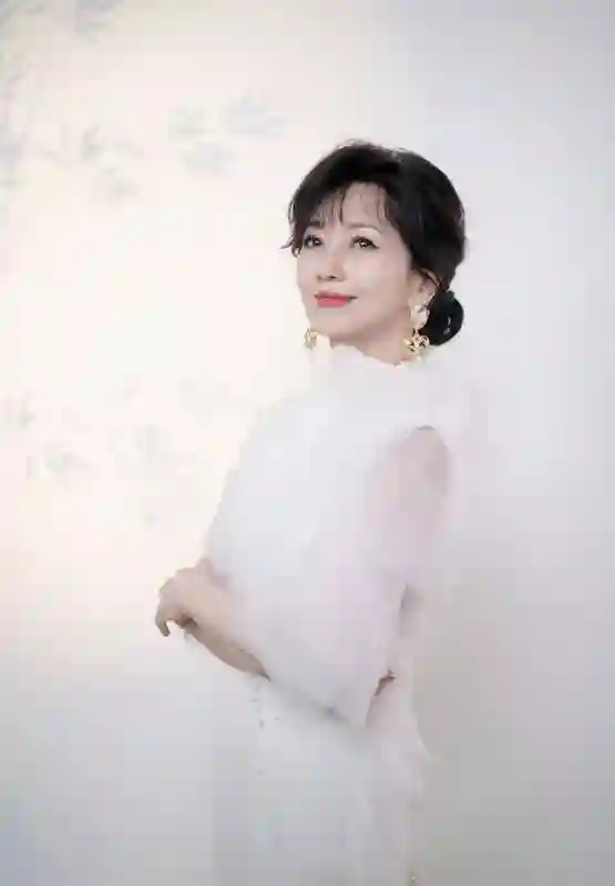 71岁赵雅芝晒竹影美照！白裙造型尽显优雅大气