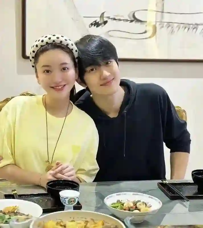 42岁金莎现身江西，和小男友孙丞潇约会，打扮朴素，不像中年妇女
