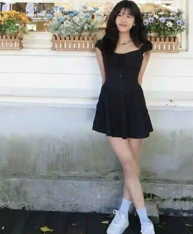 贾静雯女儿晒照，梧桐妹摘掉鼻环，卸了浓妆，美回19岁该有的样子
