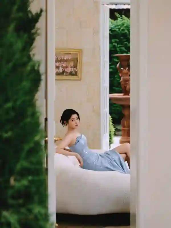 关晓彤蓝色抹胸开叉裙，美腿吸睛，妩媚动人