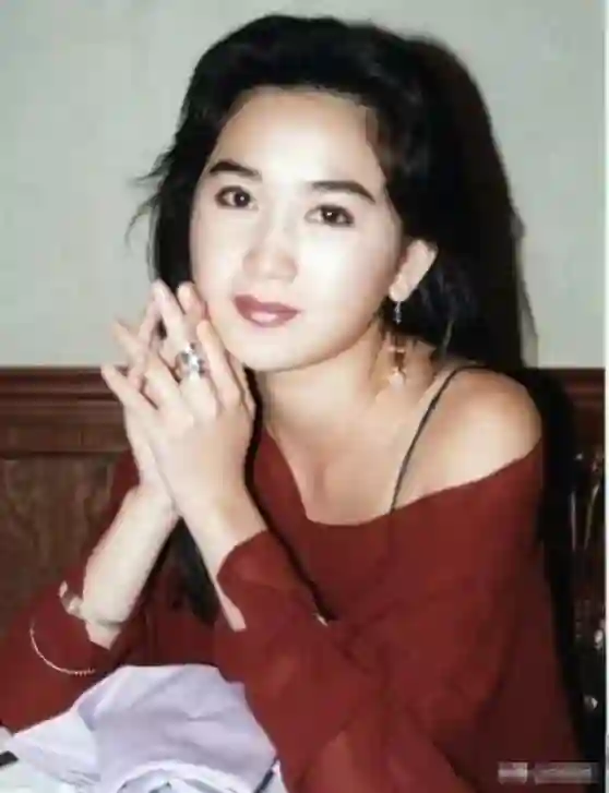 曾是大尺度激情戏“艳星”，34岁嫁豪门至今无子，如今她过得怎样