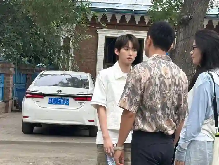 网友在新疆偶遇吴昕，脖子、骨盆前倾愈发明显，表情呆愣像普通人