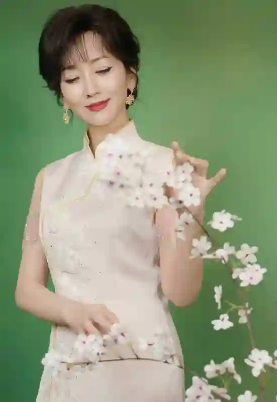 赵雅芝71岁穿旗袍如画中仙！古韵旗袍配优雅气质，岁月不败美人