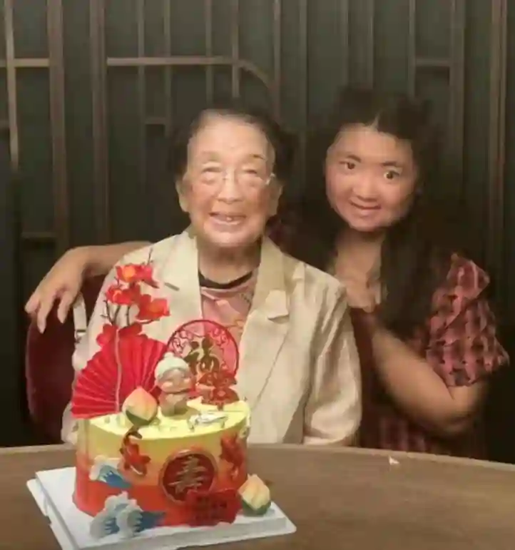 胡慧中母女在香港，女儿体重超180斤长相普通，本人不忍回应了
