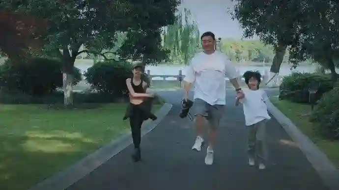 黄磊孙莉带全家逛西湖：多妹颜值不亚于多多，8岁小儿子撞脸李现