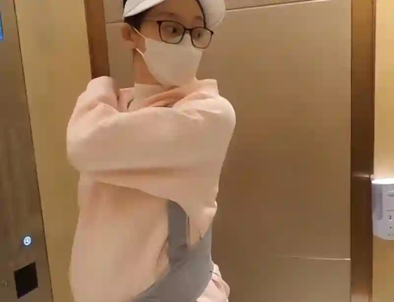 嫁给郑恺五年后，冯小刚直言苗苗虚伪，竟踏上新的人生轨迹