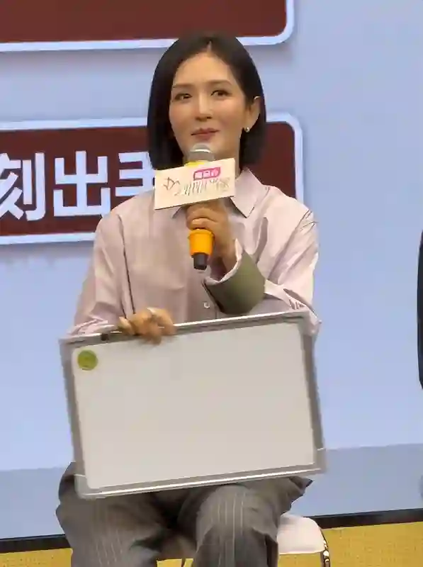 王琳新综艺，倪萍嘴歪眼斜，谢娜满脸凹坑好土，被再婚的董璇抢镜