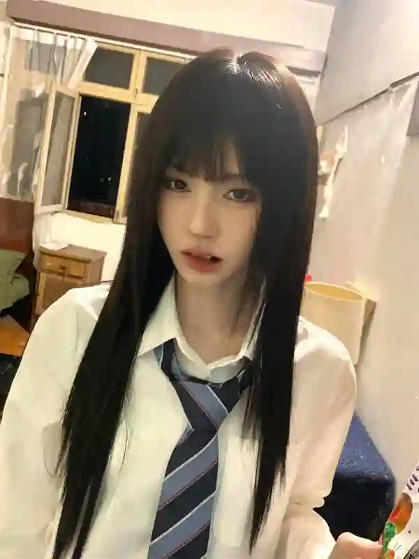 鞠婧祎解锁学院风新造型，黑发齐刘海甜酷出圈