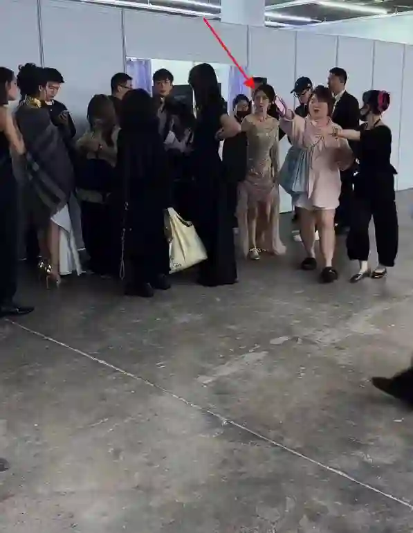 红毯幕后揭秘，孙俪神似胡曼黎，杨幂状态略显狼狈，吴谨言完美扛住