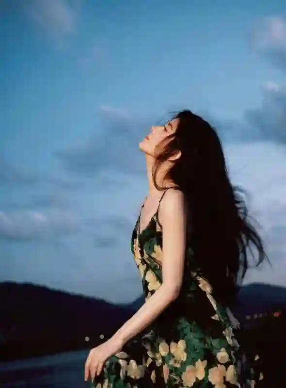鞠婧祎穿墨绿色玫瑰长裙如画中人！吊带设计衬雪肌，清纯感溢出屏幕