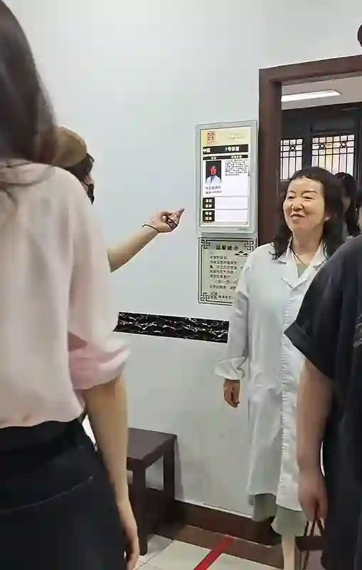 熊黛林现身杭州百年老店看病！素颜状态法令纹严重，医生亲自送别
