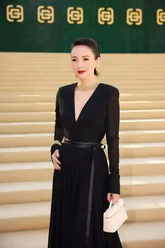 章子怡深V黑裙造型惊艳亮相，金镯金链加持尽显奢华贵气