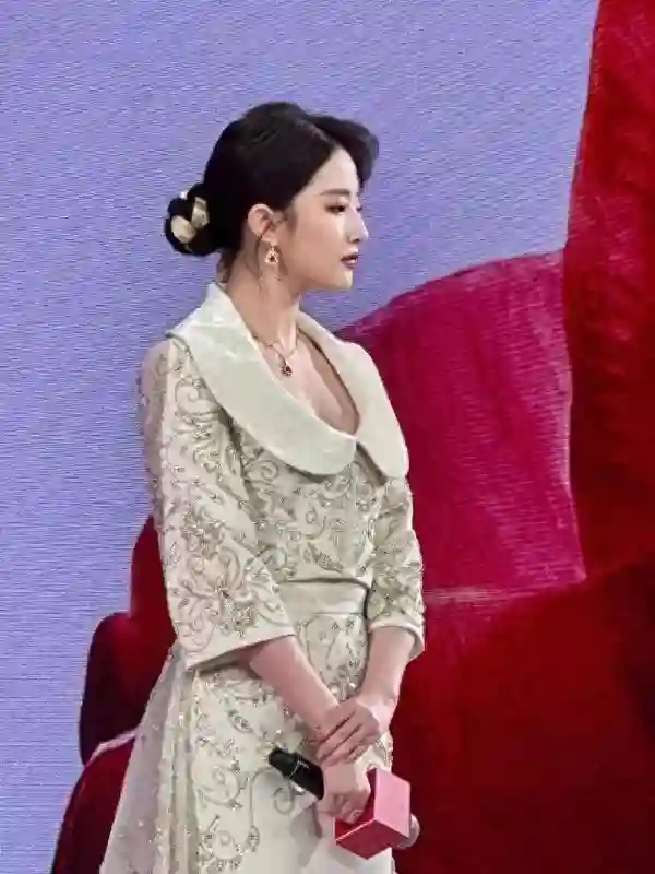 刘亦菲面相变化，仿佛回归古墓，重现小龙女冷艳模样