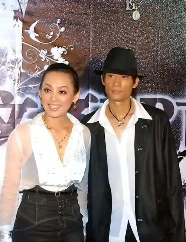 离婚两年，汪峰用求婚规格给宁静庆生，彻底撕碎章子怡最后的体面