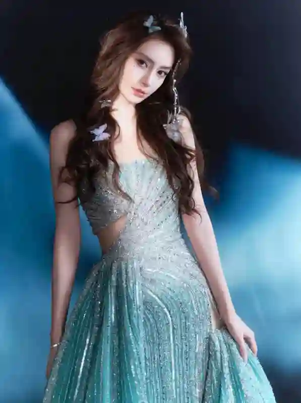 Angelababy 碎钻裙化身人鱼公主 露美背优雅性感