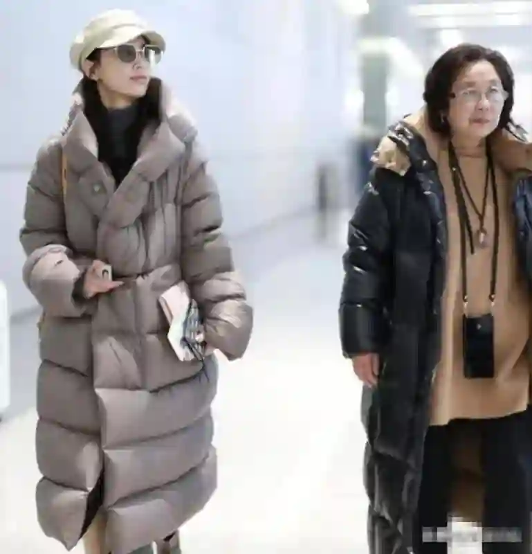 离婚后黄圣依与妈妈相处，母女关系的真实写照，千万家庭的缩影