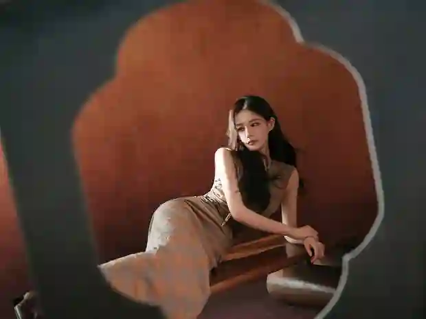 李一桐格纹裙装造型封神！收腰设计秀蛮腰卷发披肩氛围感拉满
