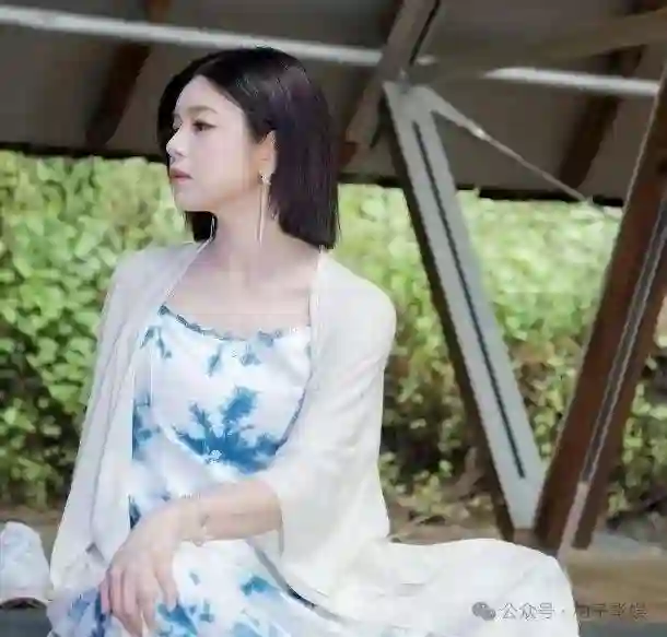 42岁陈妍希离婚后大变样！穿白色晕染吊带裙又美又白，恢复单身后嫩成少女