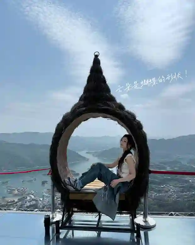 希林娜依高五一随拍分享，亮片包臀裙装扮让她如星光般璀璨