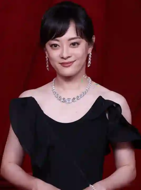 芭莎红毯镜头下的女星，真实堪比照妖镜，杨幂躲了，孙俪扛住了
