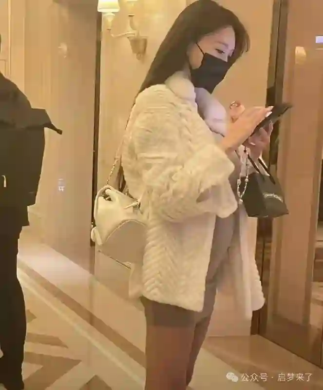 叶珂产女首露面，黄晓明巴黎重回C位，各自欢喜精彩瞬间
