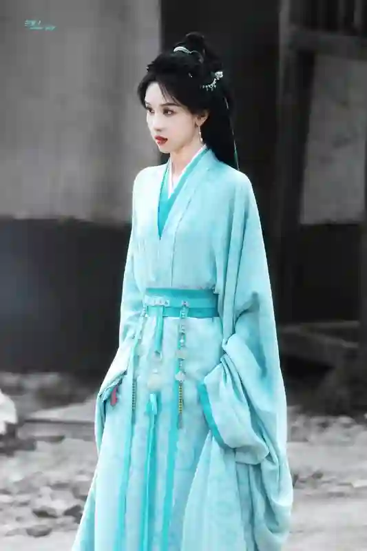 陈都灵蓝绿色古装造型美出圈！两缕秀发衬得温婉似画中人
